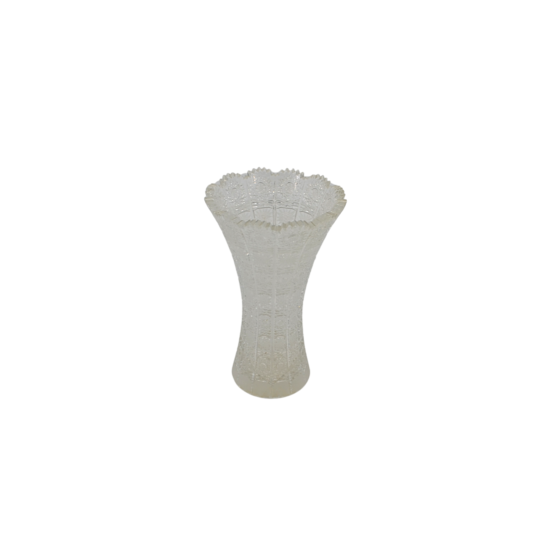 TISCHVASE AUS KRISTALLGLAS MIT GEOMETRISCHEM RELIEFDEKOR.