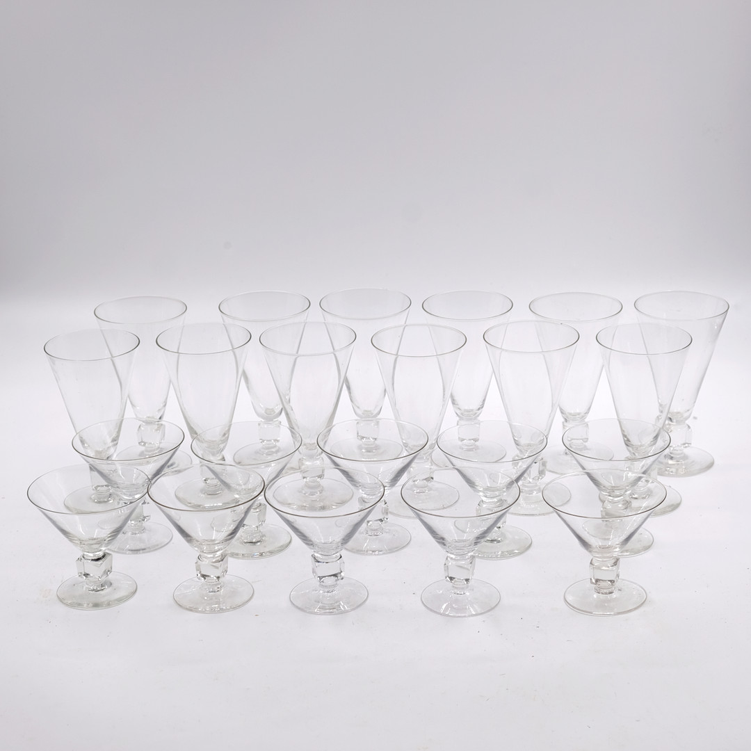 ELIS BERGH. KOSTA BODA, "KUBA", 22 delar.
