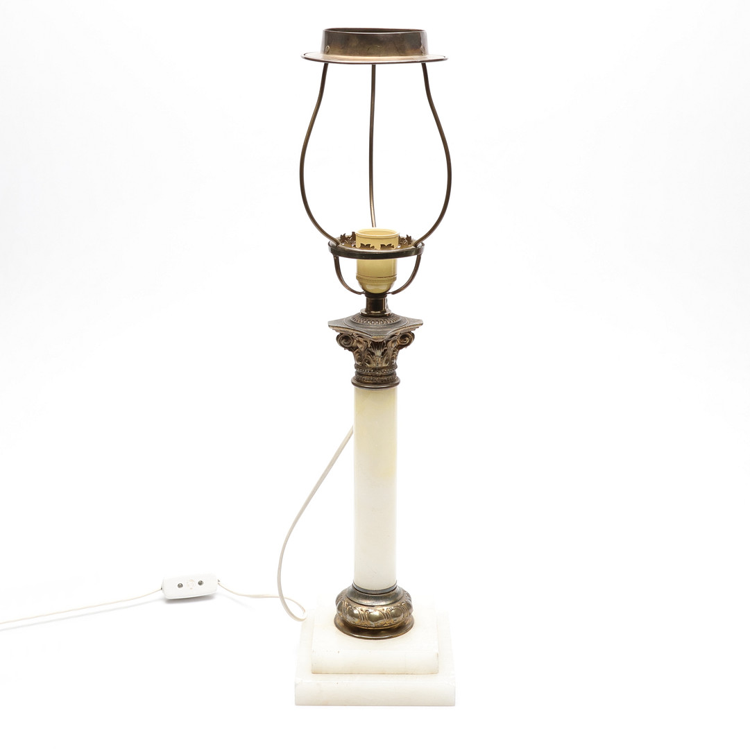 BORDSLAMPA, alabaster och metall, 1900-talets början.