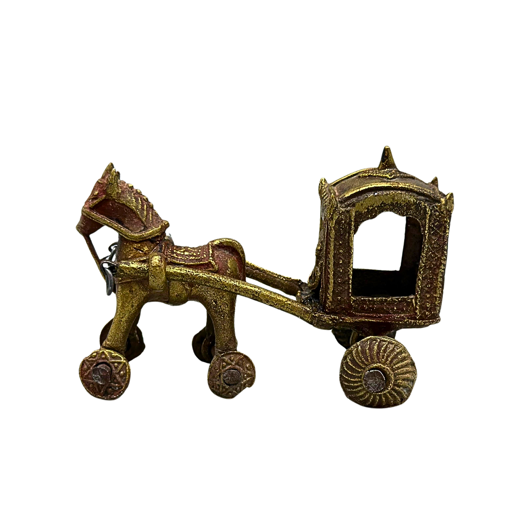 MESSINGSKULPTUR EINES INDISCHEN PFERDEWAGENS MIT KUTSCHER UND PFERD.