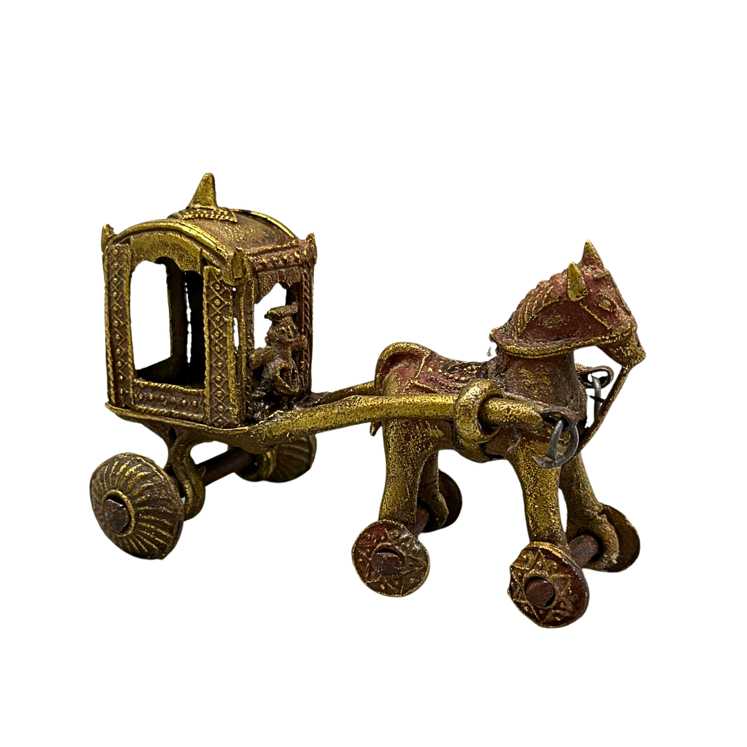 MESSINGSKULPTUR EINES INDISCHEN PFERDEWAGENS MIT KUTSCHER UND PFERD.
