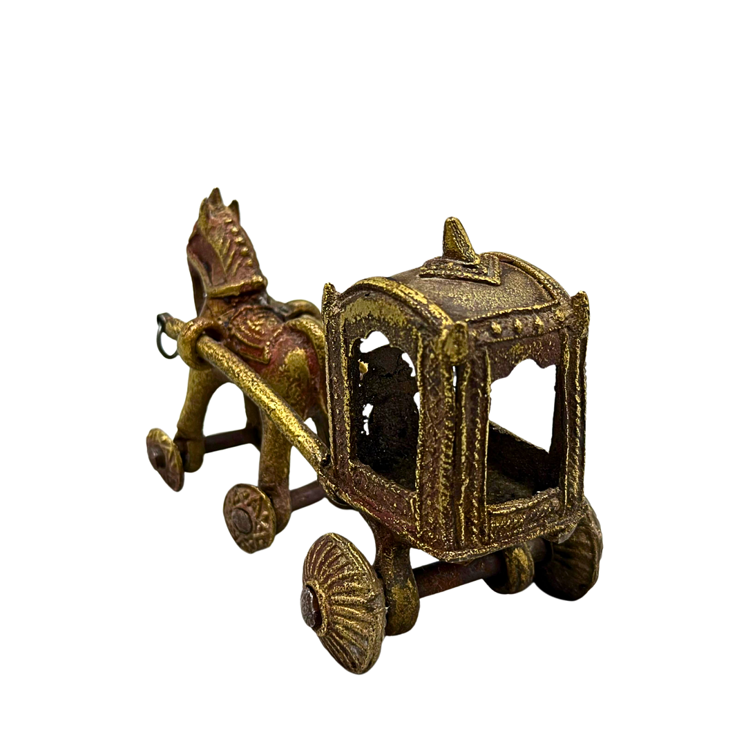 MESSINGSKULPTUR EINES INDISCHEN PFERDEWAGENS MIT KUTSCHER UND PFERD.