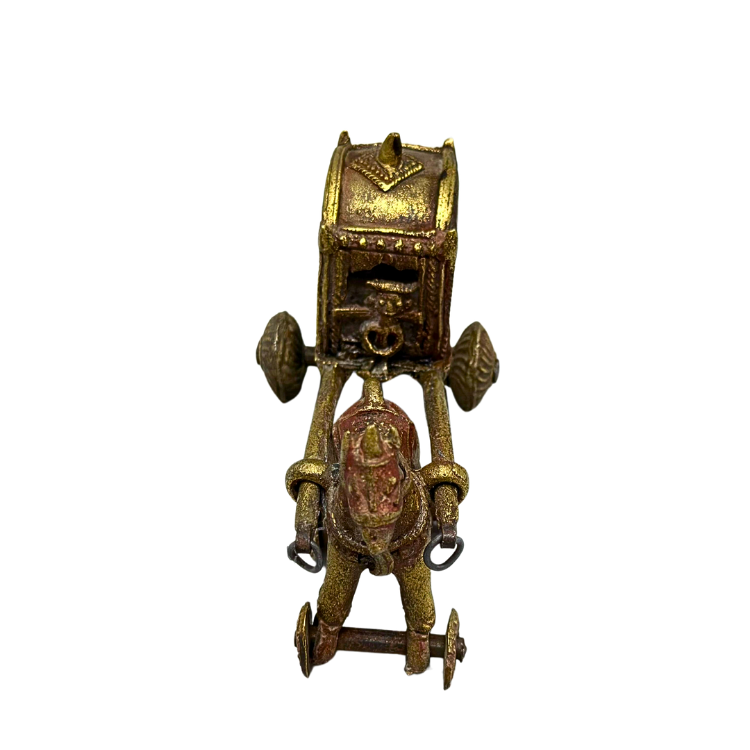 MESSINGSKULPTUR EINES INDISCHEN PFERDEWAGENS MIT KUTSCHER UND PFERD.