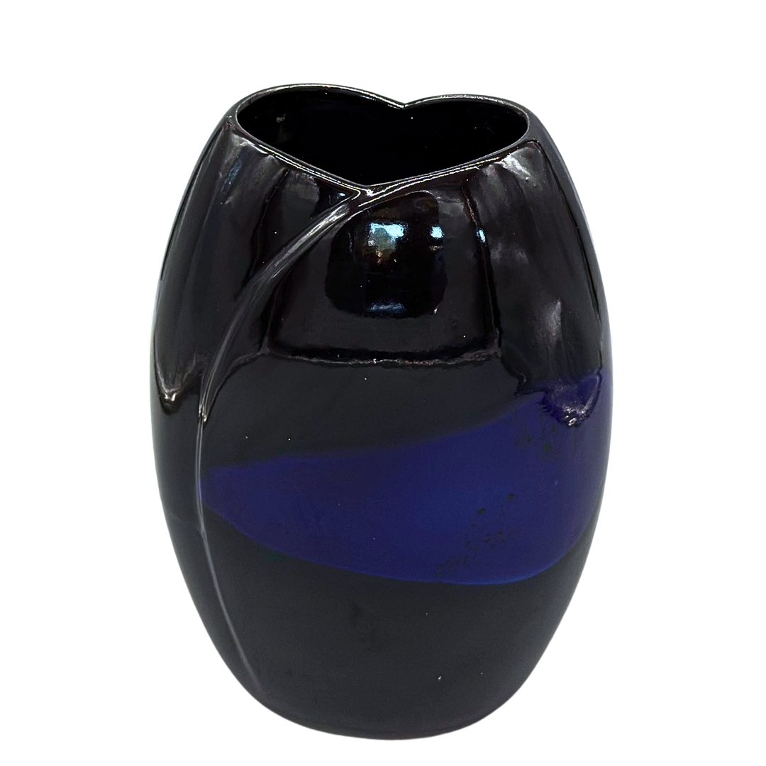 EDUARD BAY KERAMIKVASE IN SCHWARZ BLAU AUS DEN 1980ER JAHREN.