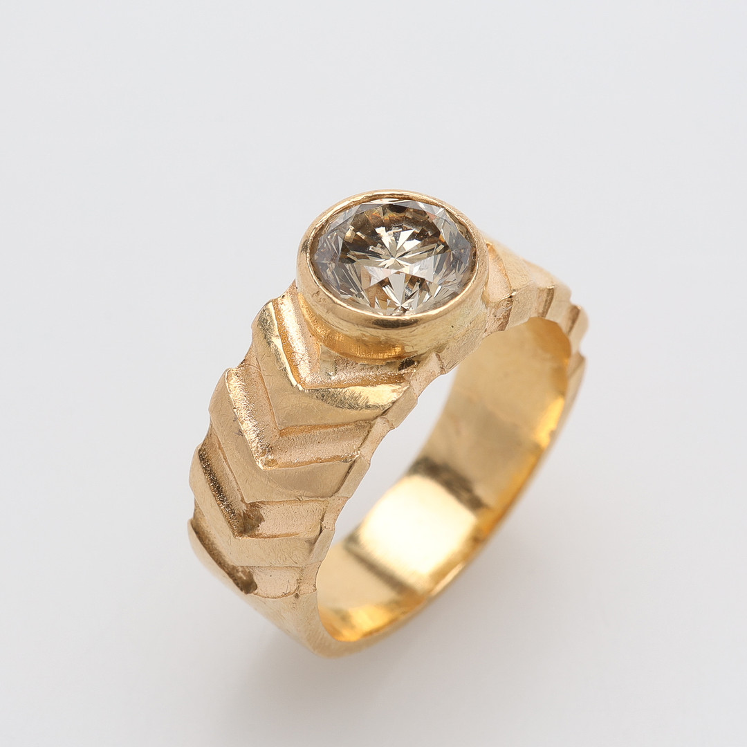 RING, 18K GULD & BRILJANT OM 1,75 CT ENLIGT GRAVYR, GULDSMEDJAN STEVE DROTTMAR, BEDDINGESTRAND.