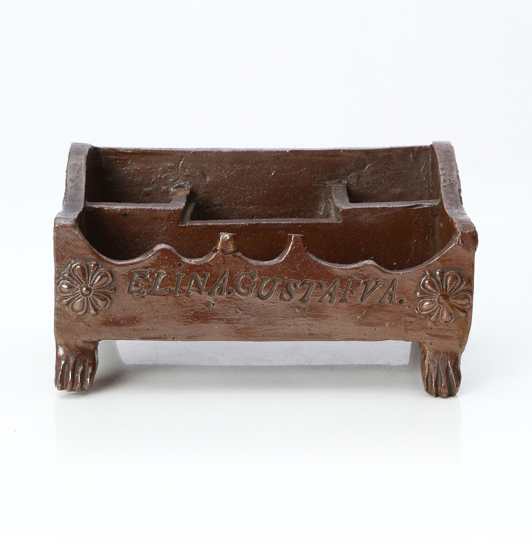 HELSINGBORG, SKRIVSTÄLL. Glaserad keramik. 1800-tal. Märkt Elina Gustafva.