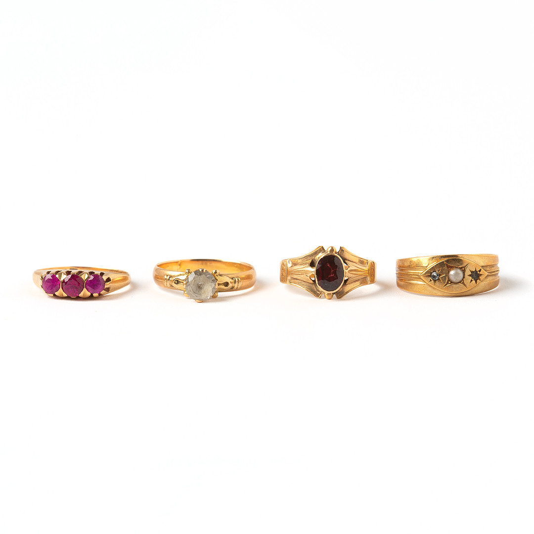 RINGAR, 4 st, 18K guld med fasettslipade stenar samt imitationspärla.