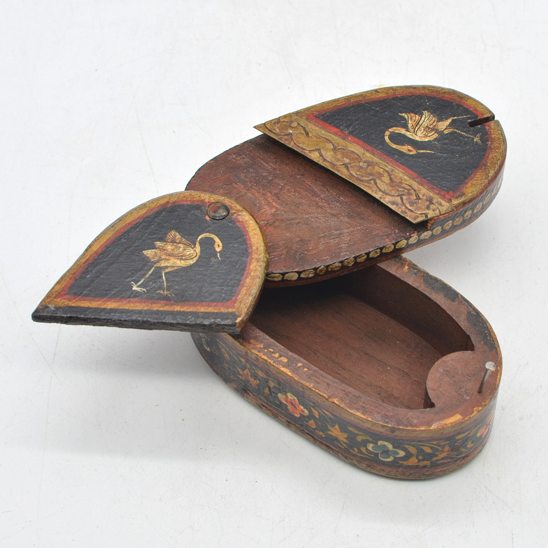 PUZZLE-BOX, KRANICH-MUSTER, LACKMALEREI AUF HOLZ, GRAVIERTER METALL, 19. JAHRHUNDERT.