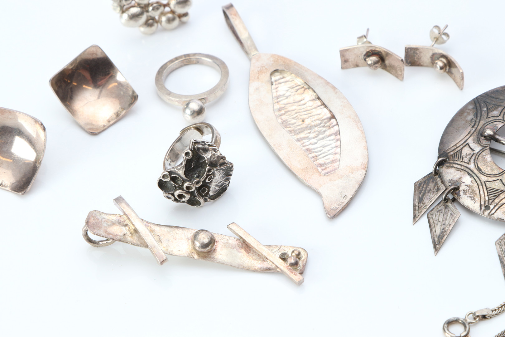 PARTI SILVERSMYCKEN. Sterlingsilver, ett armband i silver (800/1000), vikt ca 67 gram.
