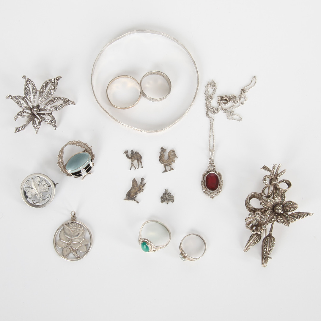 SILVERSMYCKEN, 16 delar, ringar, halsband, broscher, berlocker och armband, 1900-tal.