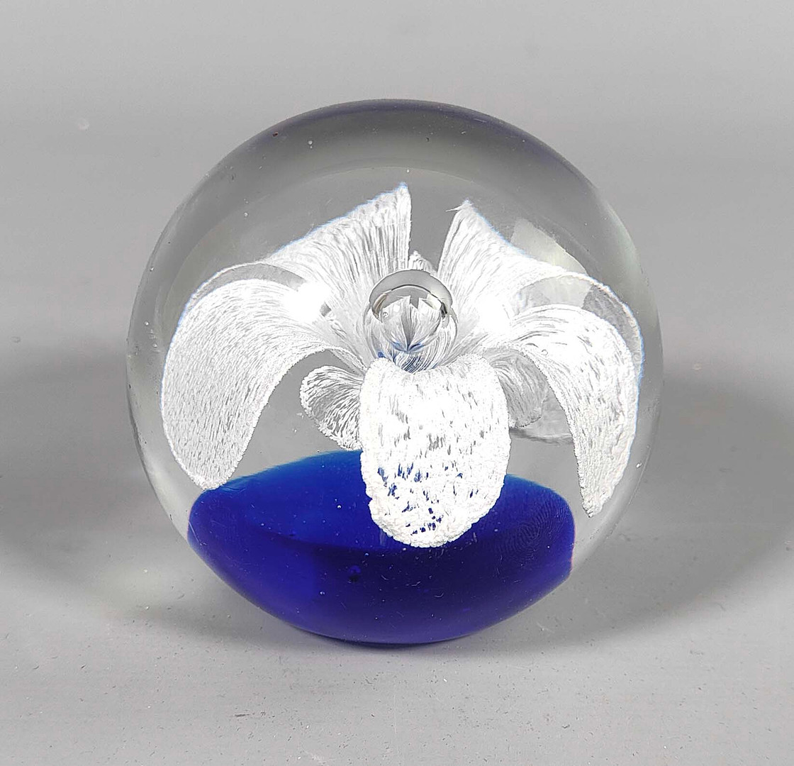 VINTAGE FLOWER ART PAPERWEIGHT.