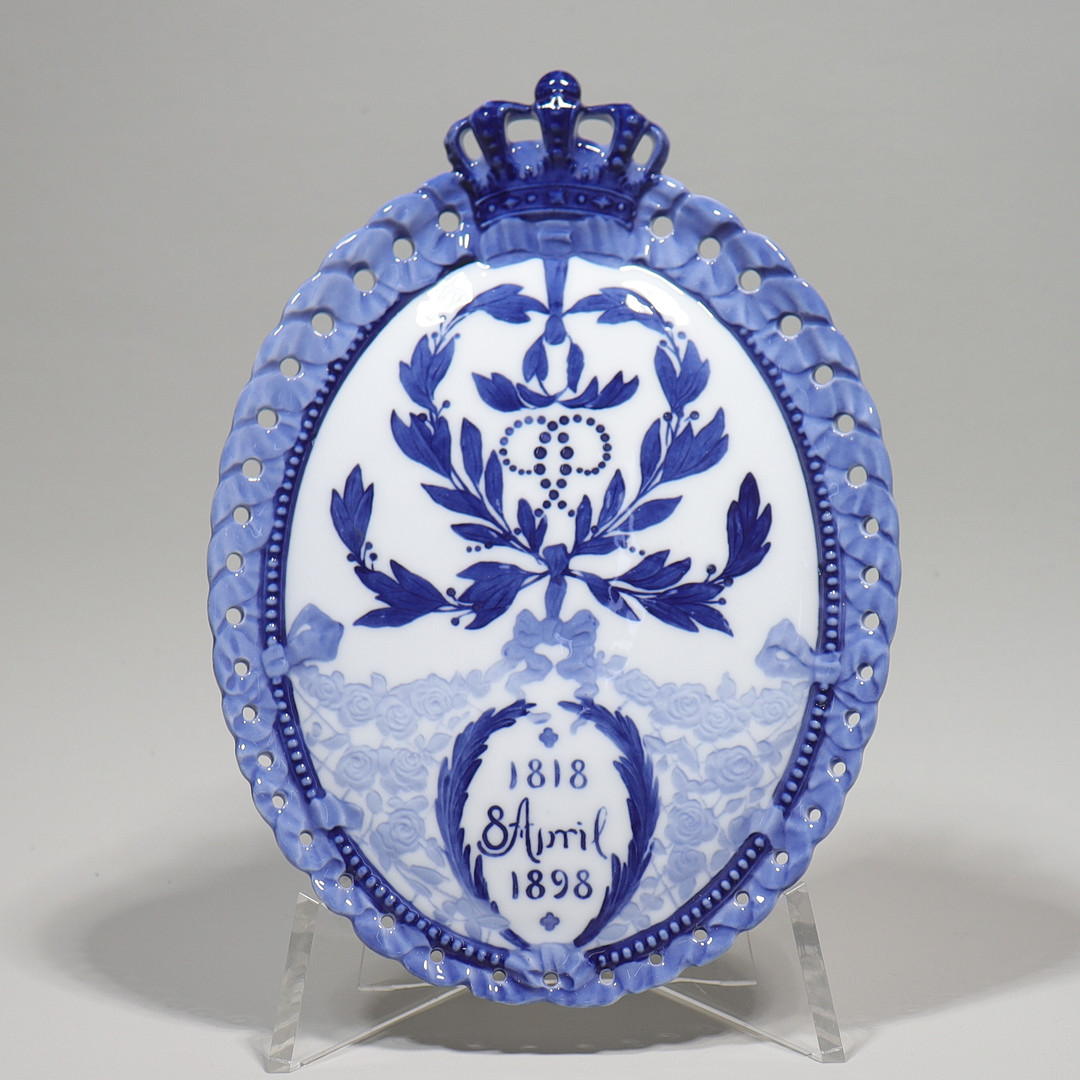 ARNOLD KROG. väggrelief, Royal Copenhagen, till minne av Kung Christian IX´s 80-årsdag, 1818 - 1898.