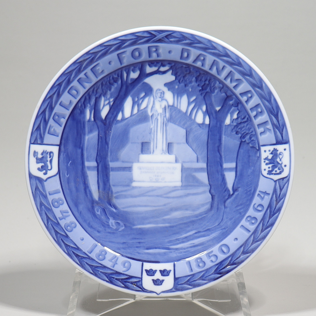 MINNESTALLRIK, Royal Copenhagen, till minne av "Faldne för Danmark" 1848-1849 1850-1864.