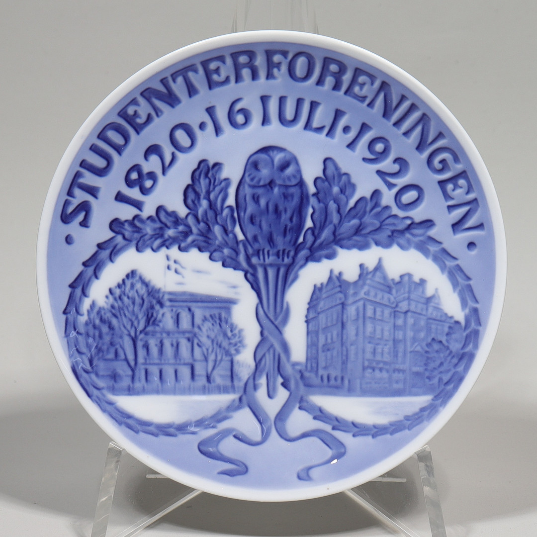 MINNESTALLRIK, Royal Copenhagen, till minne av Studentföreningens 100-års jubileum 1820-1920.
