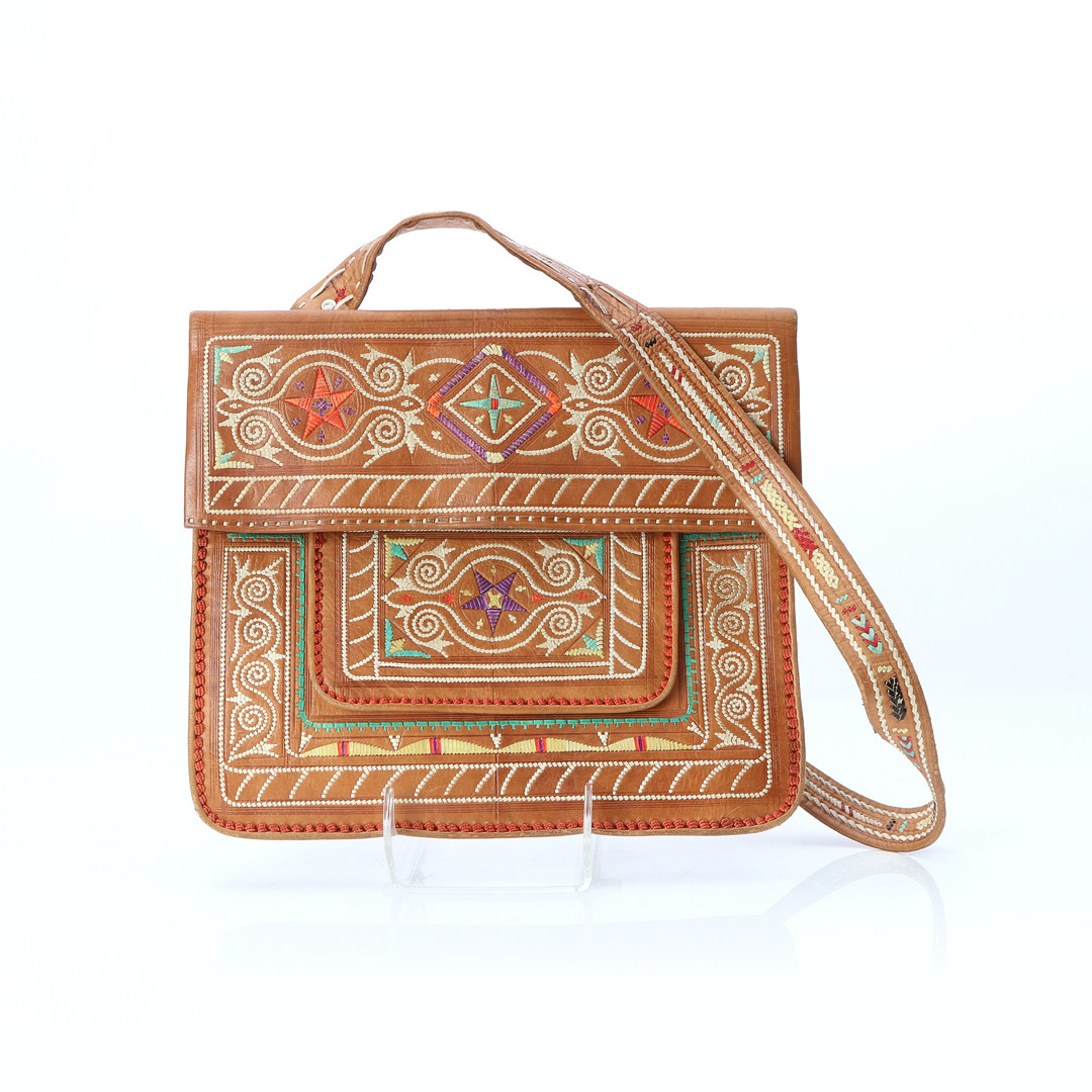 VINTAGE BERBER-VÄSKA. Läder med broderad dekor, Marocko.