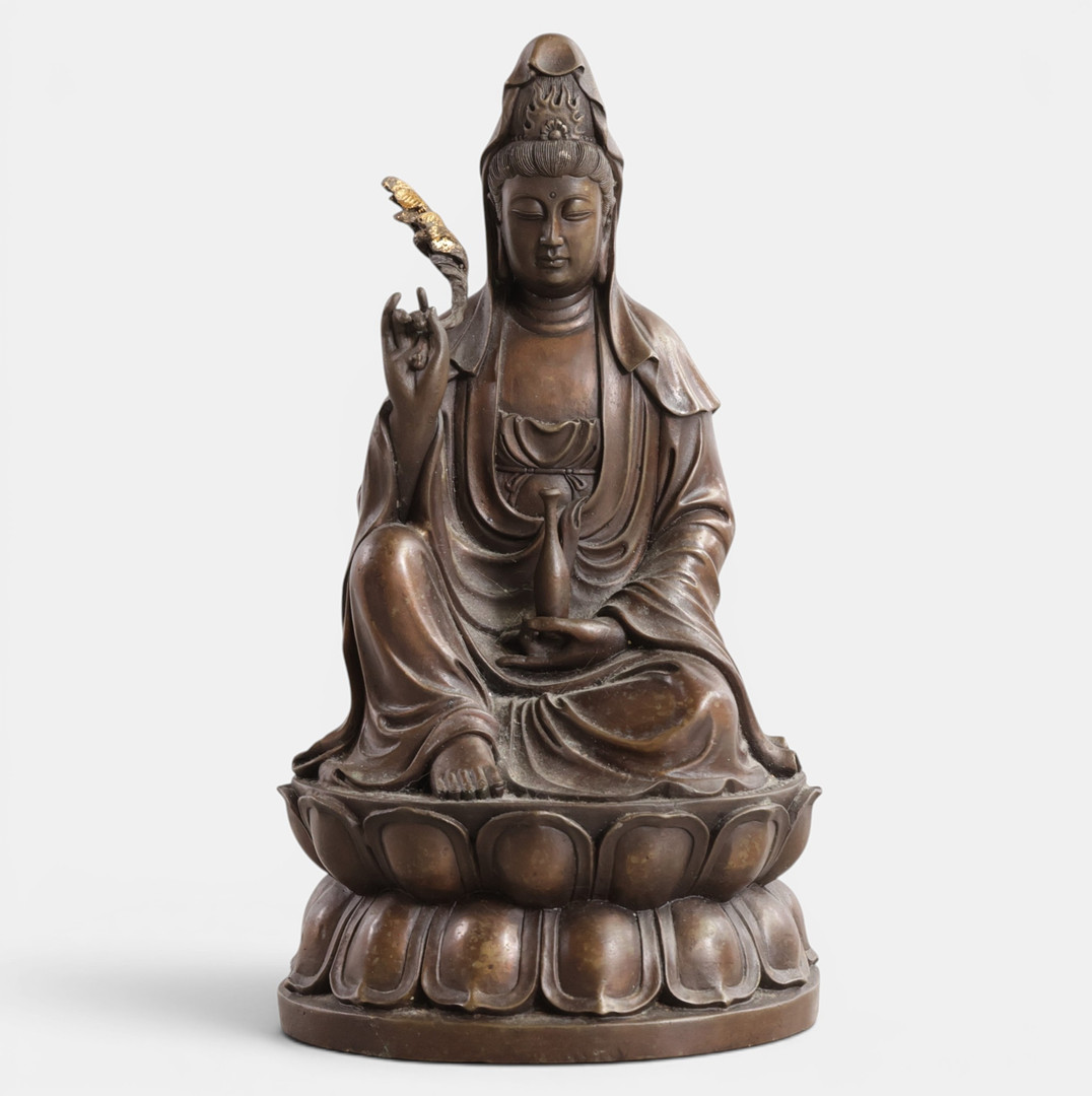 Guanyin af bronzepatineret metal. Kina, 20. årh.