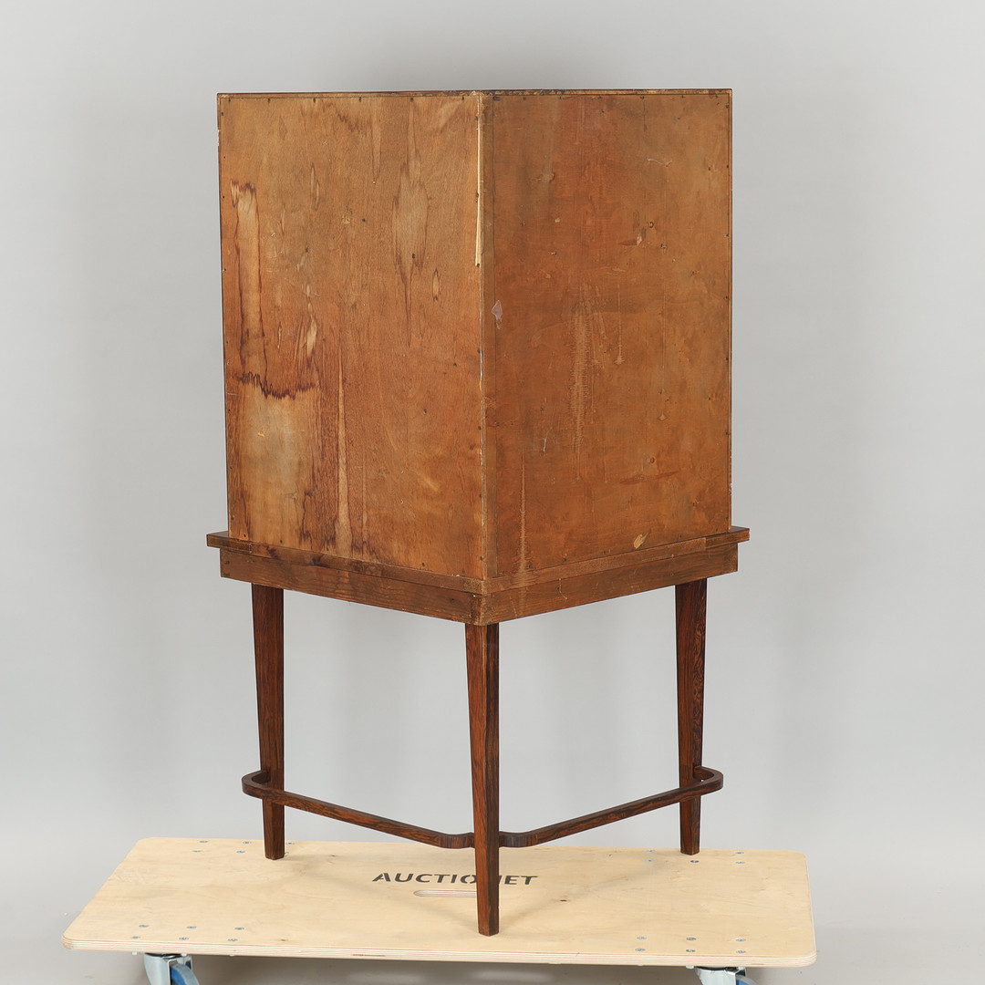 Hjørneskab med vitrine af palisander- og masurbirkfiner, låger med ruder af plast, antageligt dansk snedkermester, Danmark, ca. 1960'erne.