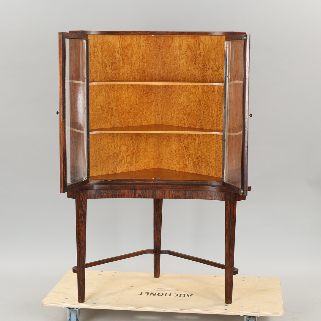 Hjørneskab med vitrine af palisander- og masurbirkfiner, låger med ruder af plast, antageligt dansk snedkermester, Danmark, ca. 1960'erne.