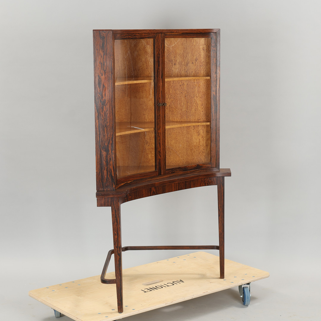 Hjørneskab med vitrine af palisander- og masurbirkfiner, låger med ruder af plast, antageligt dansk snedkermester, Danmark, ca. 1960'erne.