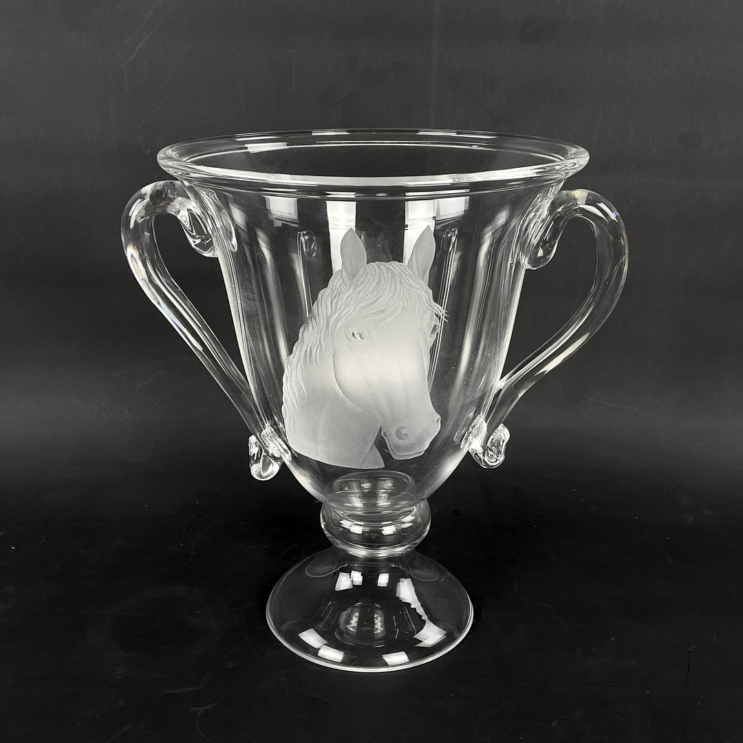 LISA BAUER. Glas, praktskål/pokal, "Linnéskålen" med gravyr av travhästen Eléazar, signerad Kosta/ J. N.