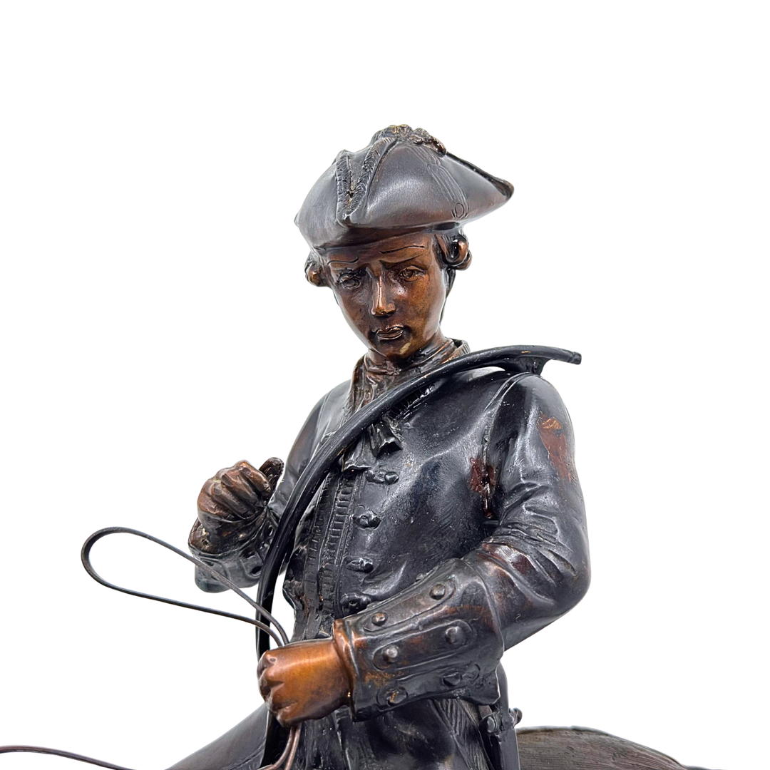 EDWARD BERGE. BRONZESTATUE EINES SOLDATEN MIT JAGDHORN ZU PFERD.