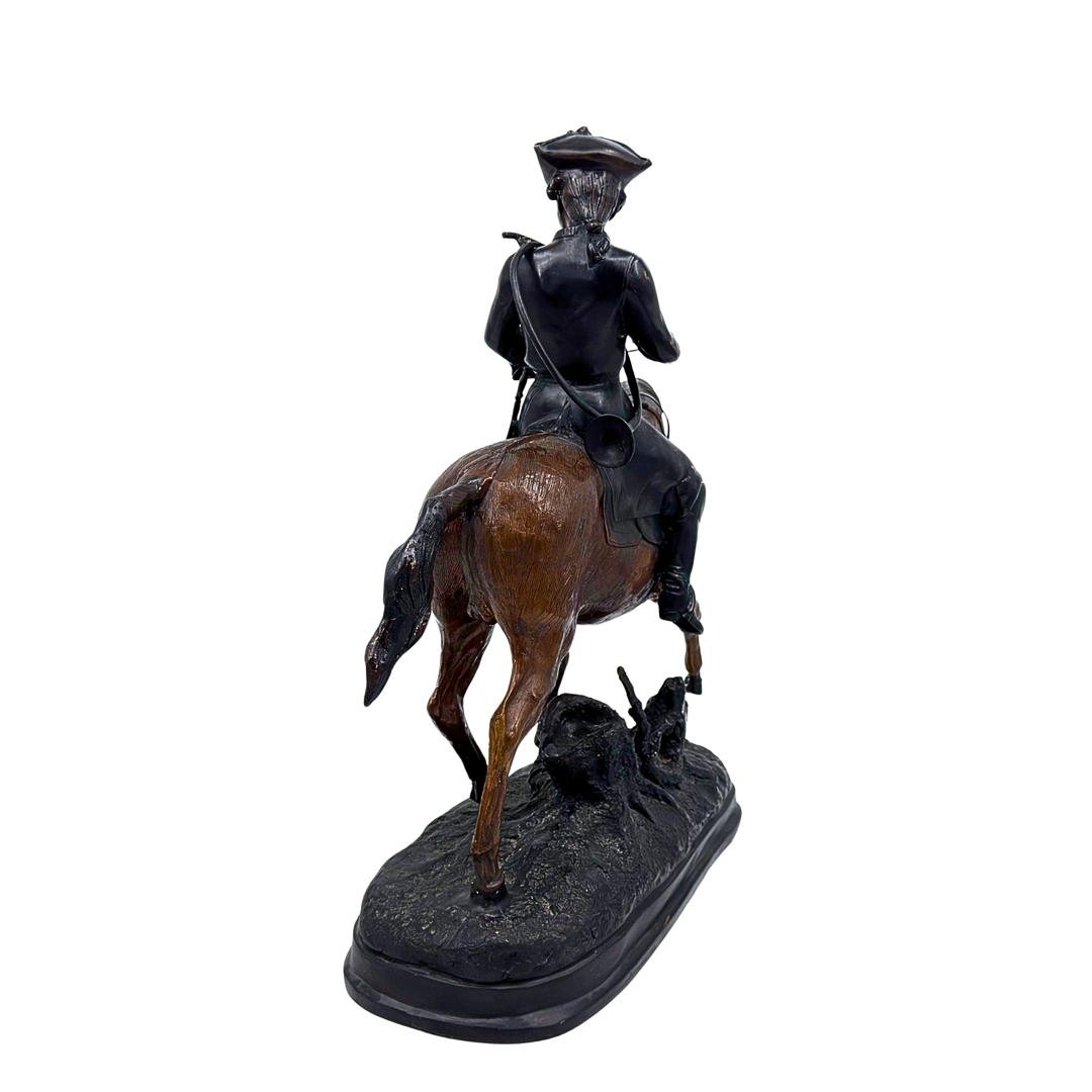 EDWARD BERGE. BRONZESTATUE EINES SOLDATEN MIT JAGDHORN ZU PFERD.