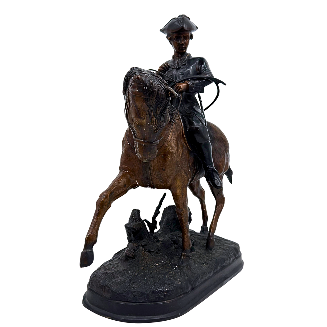 EDWARD BERGE. BRONZESTATUE EINES SOLDATEN MIT JAGDHORN ZU PFERD.
