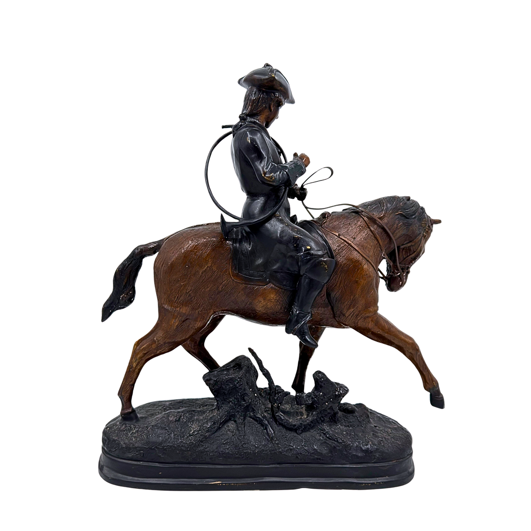 EDWARD BERGE. BRONZESTATUE EINES SOLDATEN MIT JAGDHORN ZU PFERD.