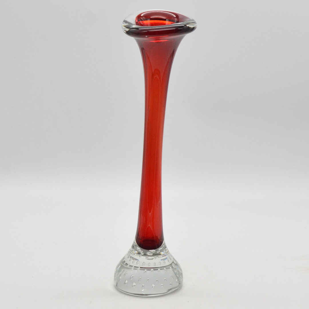 BO BORGSTROM. TROMPETENVASE IN ROT, STUDIOGLAS MIT LUFTEINSCHLÜSSEN, FÜR ASEDA, SCHWEDEN, 1960ER JAHRE.