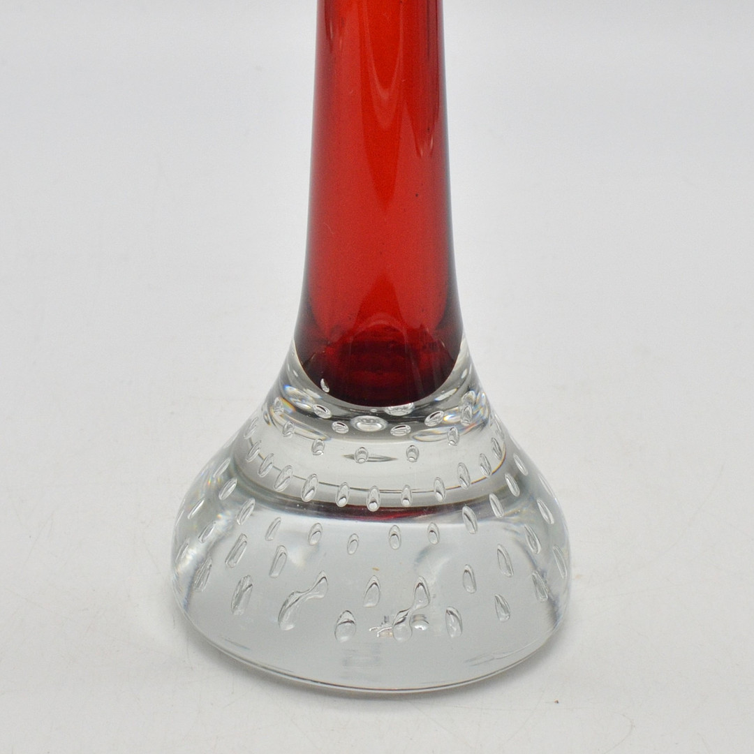 BO BORGSTROM. TROMPETENVASE IN ROT, STUDIOGLAS MIT LUFTEINSCHLÜSSEN, FÜR ASEDA, SCHWEDEN, 1960ER JAHRE.
