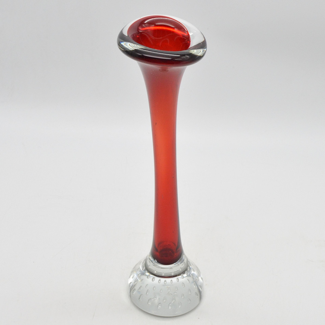 BO BORGSTROM. TROMPETENVASE IN ROT, STUDIOGLAS MIT LUFTEINSCHLÜSSEN, FÜR ASEDA, SCHWEDEN, 1960ER JAHRE.