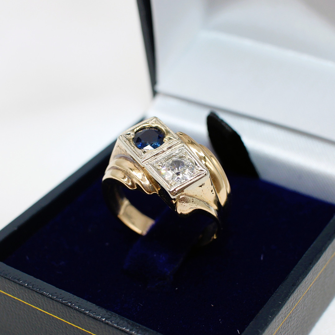 UNUSUAL CERTIFIED SAPPHIRE & DIAMOND RING.