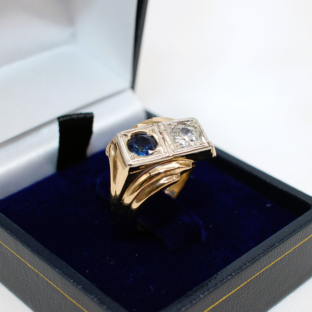 UNUSUAL CERTIFIED SAPPHIRE & DIAMOND RING.