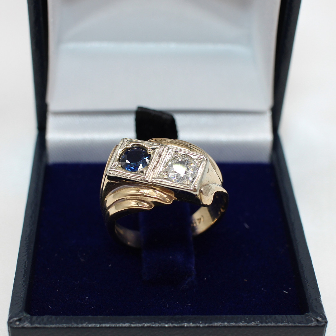 UNUSUAL CERTIFIED SAPPHIRE & DIAMOND RING.