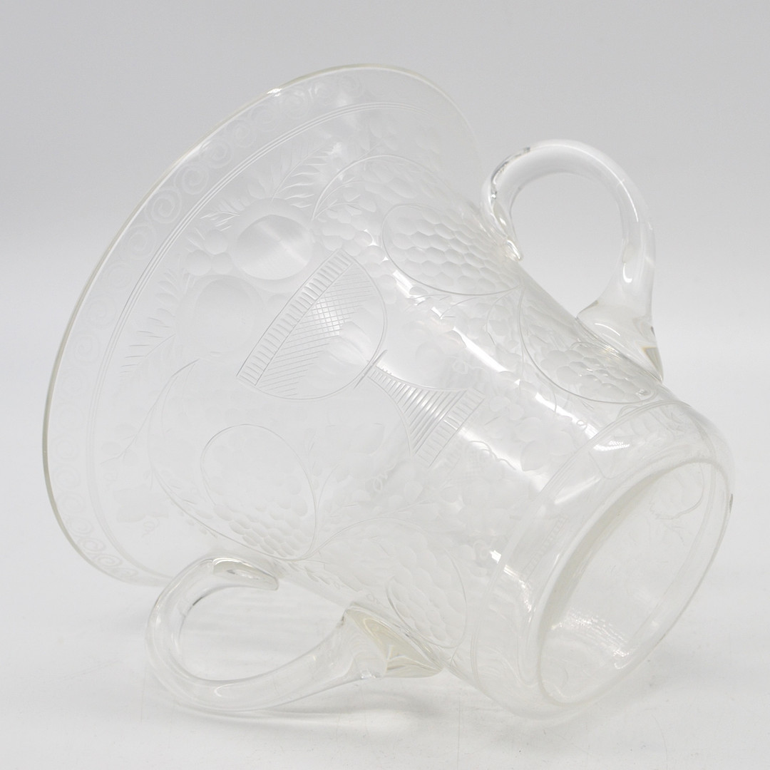 DOPPELHENKELPORKAL, IM ZWEITEN EMPIRE-STIL (NAPOLEON III-STIL), GLAS, HANDGESCHLIFFEN, UM 1870.