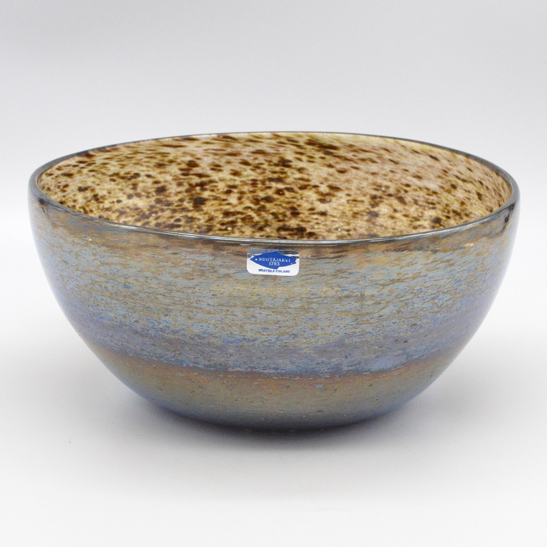 OIVA TOIKKA (1931-2019). FÜR NUUTAJÄRVI NOTSJÖ FINNLAND, GROSSE DESIGNERSCHALE, STUDIOGLAS, IRRISIERENDE OBERFLÄCHE, UM 1981-1986, MIT BODENSIGNIERUNG.