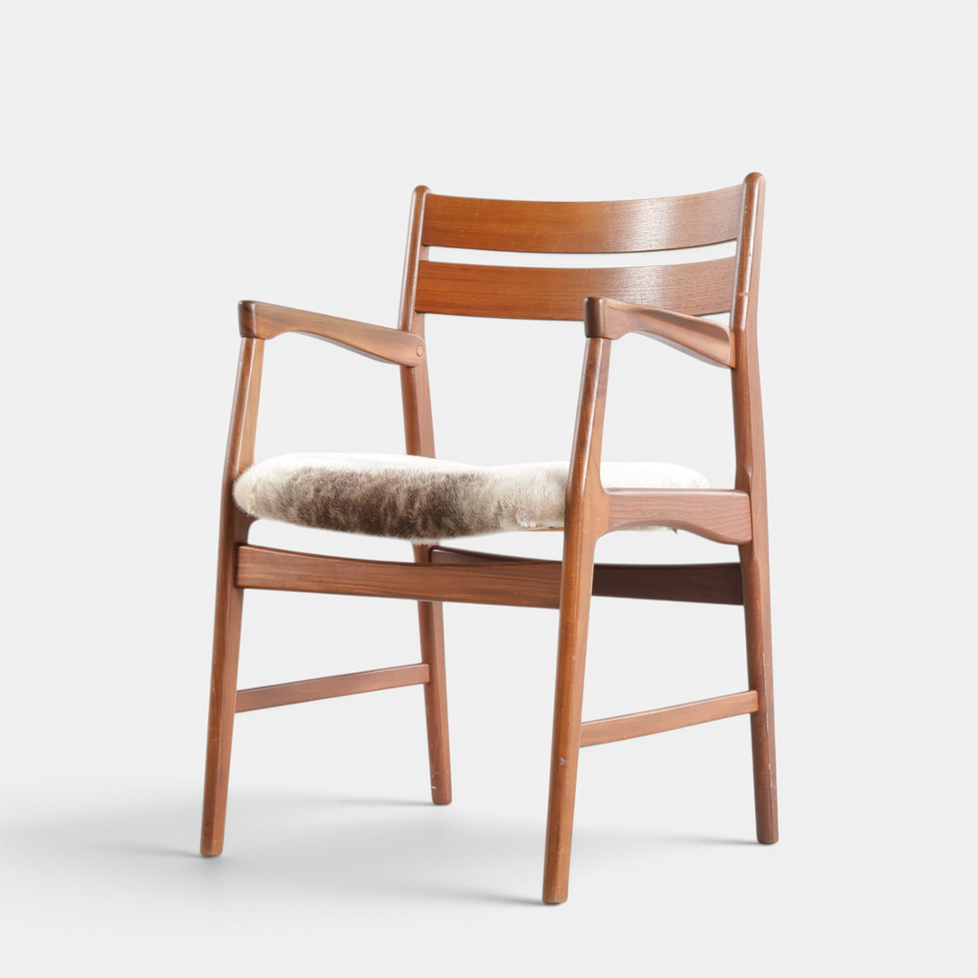 Armstol med stel af teak, sæde betrukket med sælskind. Udført og mærket hos Boltinge Stolefabrik. Danmark, 1960'erne.