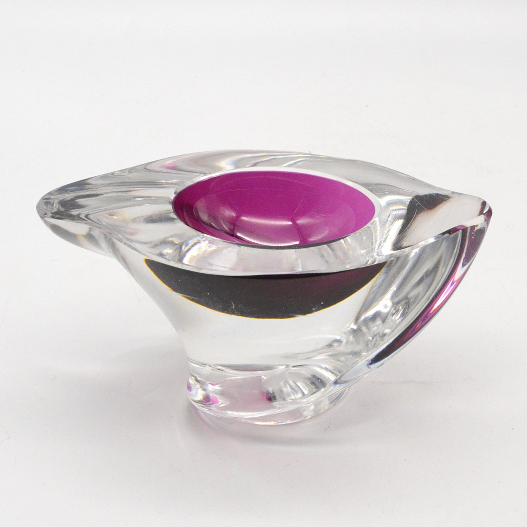 RENÉ DELVENNE. VAL SAINT LAMBERT, "TORSADE", DESIGNERKERZENHALTER, KRISTALLGLAS IN VIOLETT UND TRANSPARENT, UM 1950, SIGNIERTER BODEN.