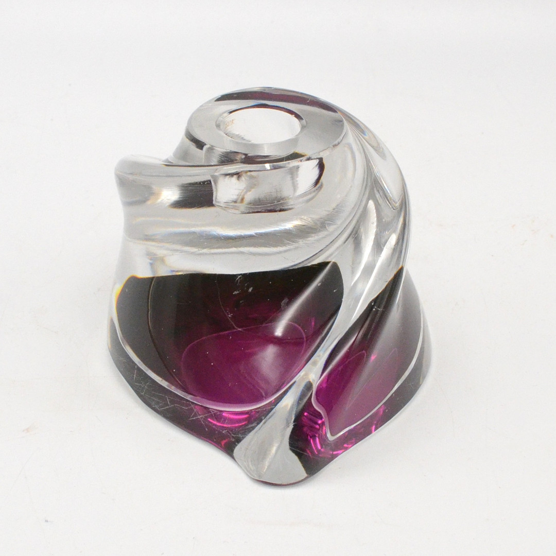 RENÉ DELVENNE. VAL SAINT LAMBERT, "TORSADE", DESIGNERKERZENHALTER, KRISTALLGLAS IN VIOLETT UND TRANSPARENT, UM 1950, SIGNIERTER BODEN.