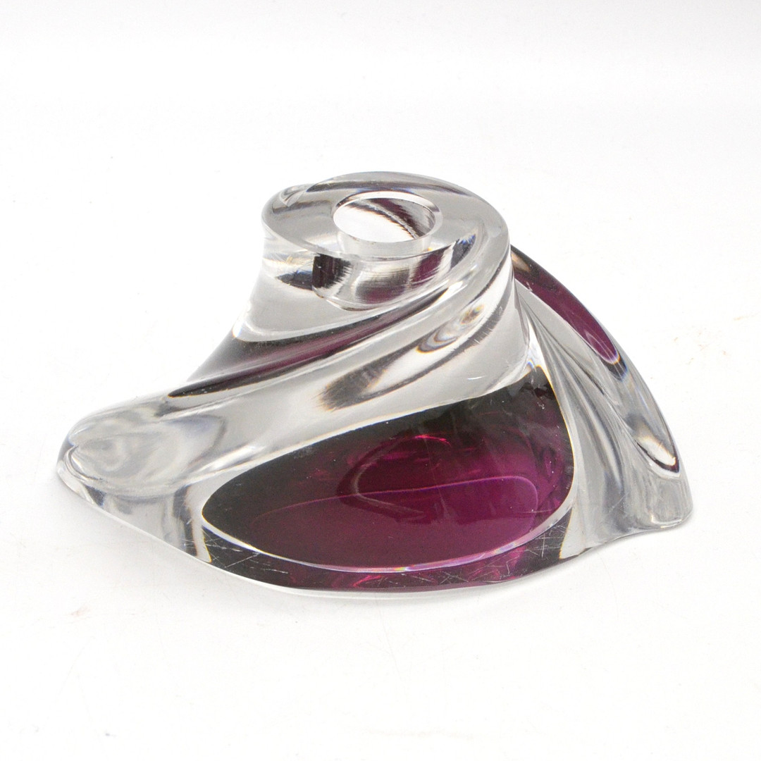 RENÉ DELVENNE. VAL SAINT LAMBERT, "TORSADE", DESIGNERKERZENHALTER, KRISTALLGLAS IN VIOLETT UND TRANSPARENT, UM 1950, SIGNIERTER BODEN.