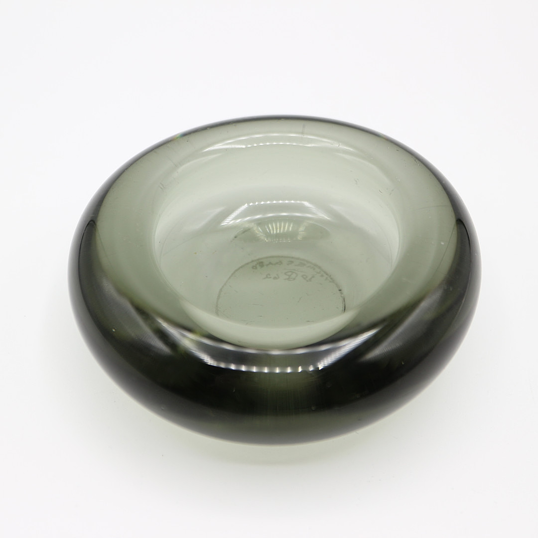 PER LÜTKEN. FÜR HOLMEGAARD, KERZENHALTER AUS RAUCHGLAS, 1962, MONOGRAMMIERT.