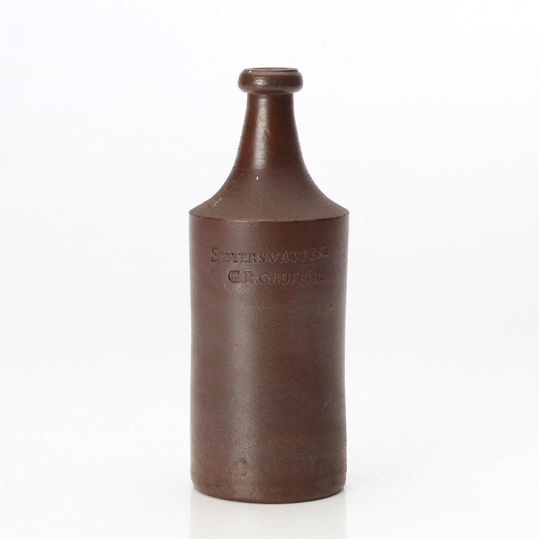 HÖGANÄS, FLASKA. Saltglaserat stengods. "Seltersvatten G.R. Gauffin".