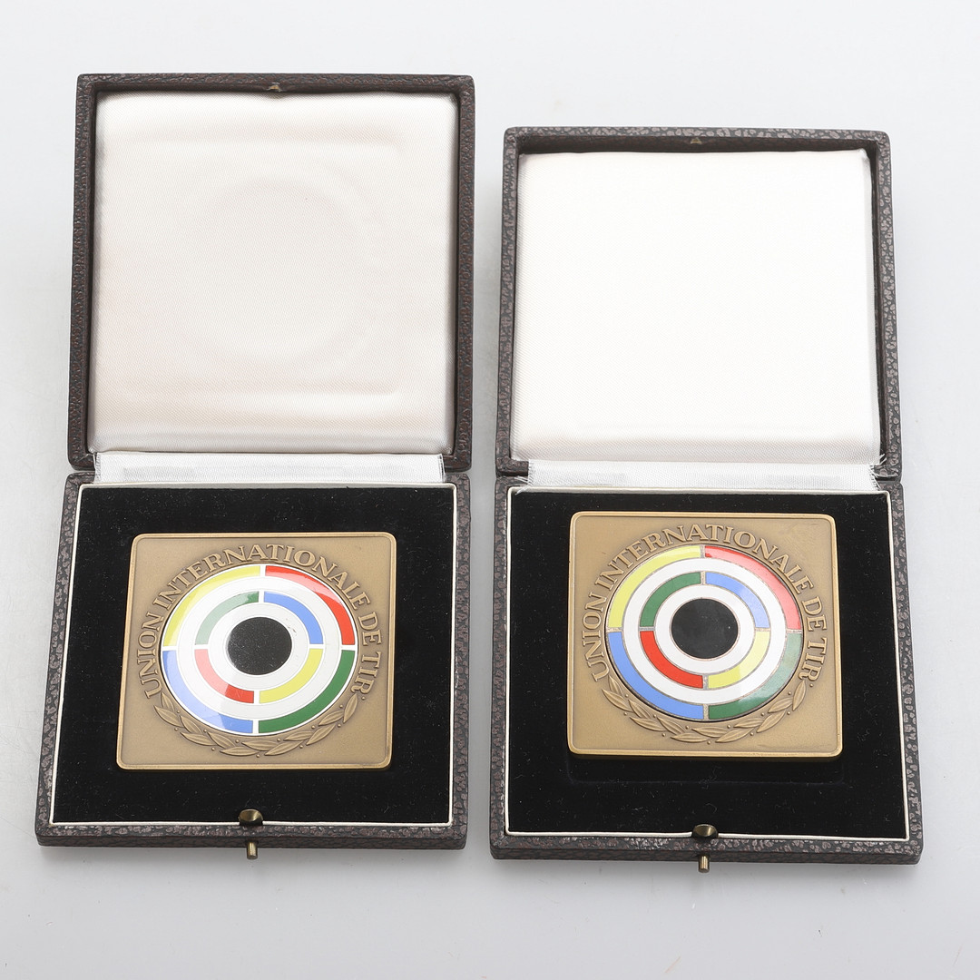 Plaketter, 2 stycken, internationella sportskytteförbundet, europamästerskap Lisabone 1965 och Brno 1963.