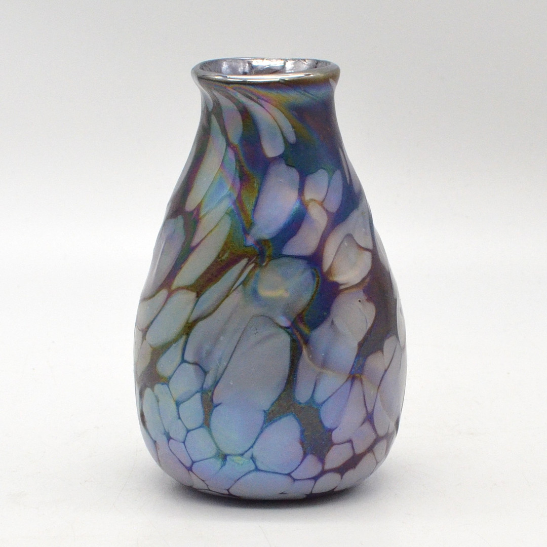 JOHANN LOETZ WITWE. JUGENDSTILVASE, GLAS, EINGEDRÜCKTE OBERFLÄCHE, IRISIERENDER DEKOR, KLOSTERMÜHLE, UM 1902.
