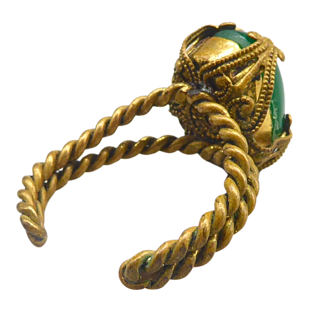 RING MIT GRÜNEM STEIN.