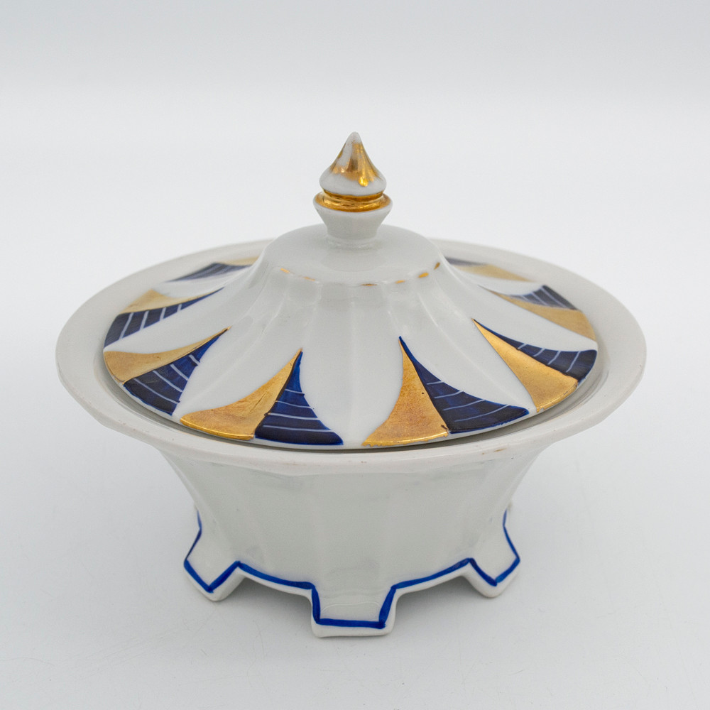 DECKELDOSE AUS PORZELLAN VON JACOB HERTEL REHAU, ART DECO, FARBEN BLAU UND GOLD, HANDBEMALT, 1920ER JAHRE, HERSTELLERMARKE AUF DEM BODEN.