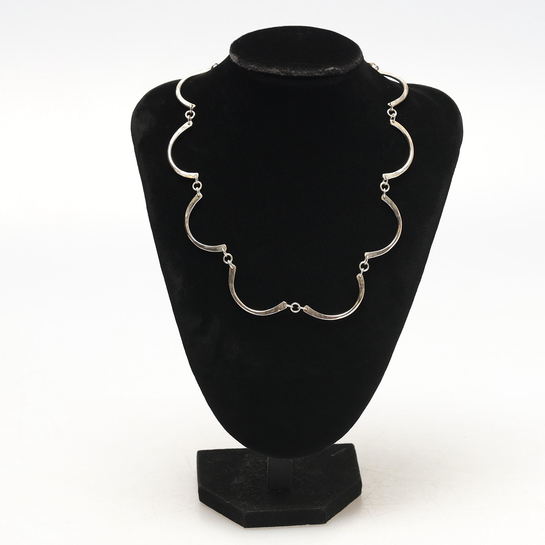 COLLIER. Silver, hamrat, bågformade länkdelar, vikt ca 26 g.