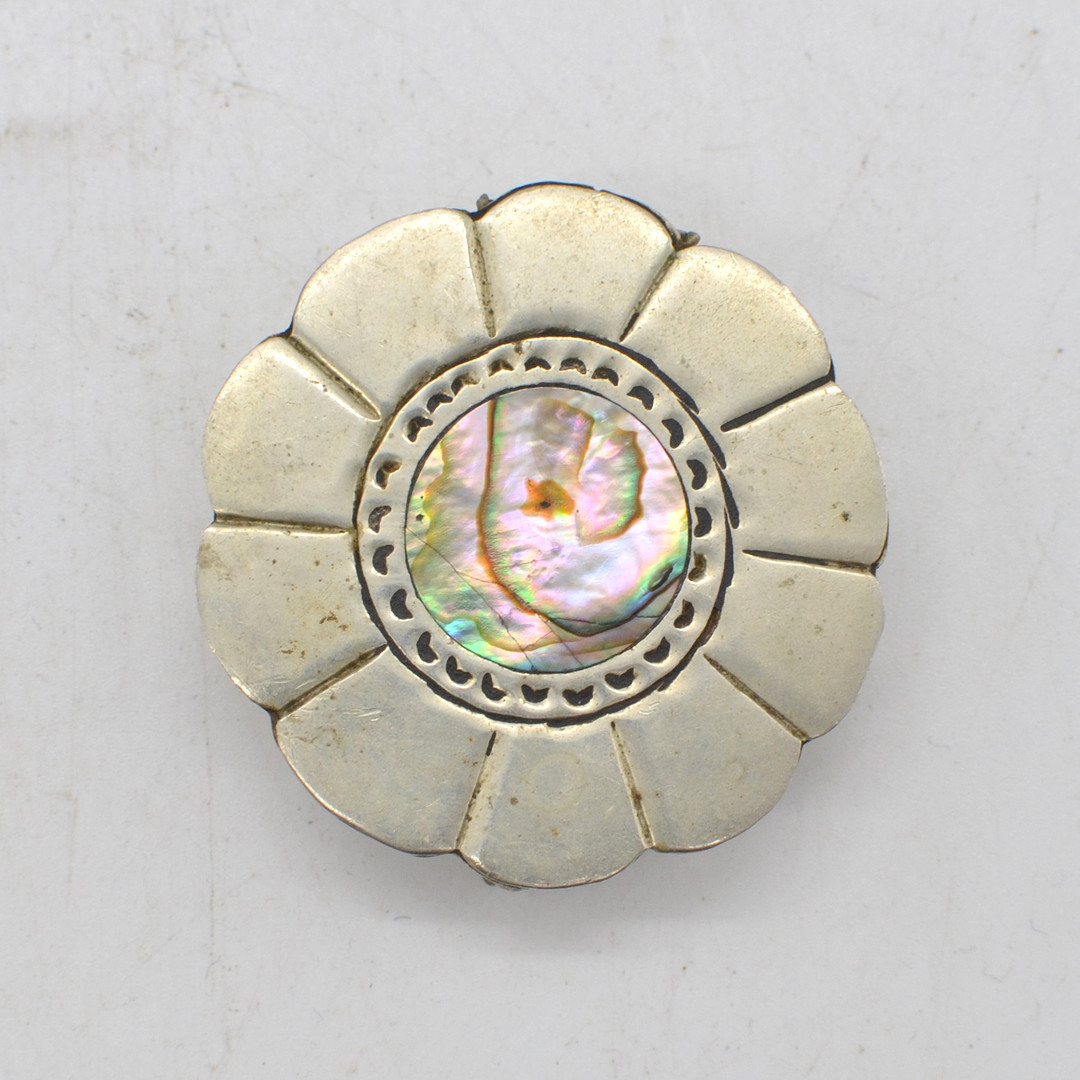 KLEINE PILLENDOSE AUS MEXIKO, ABALONE-MUSCHEL-INLAY, VERSILBERT, 20. JAHRHUNDERT.