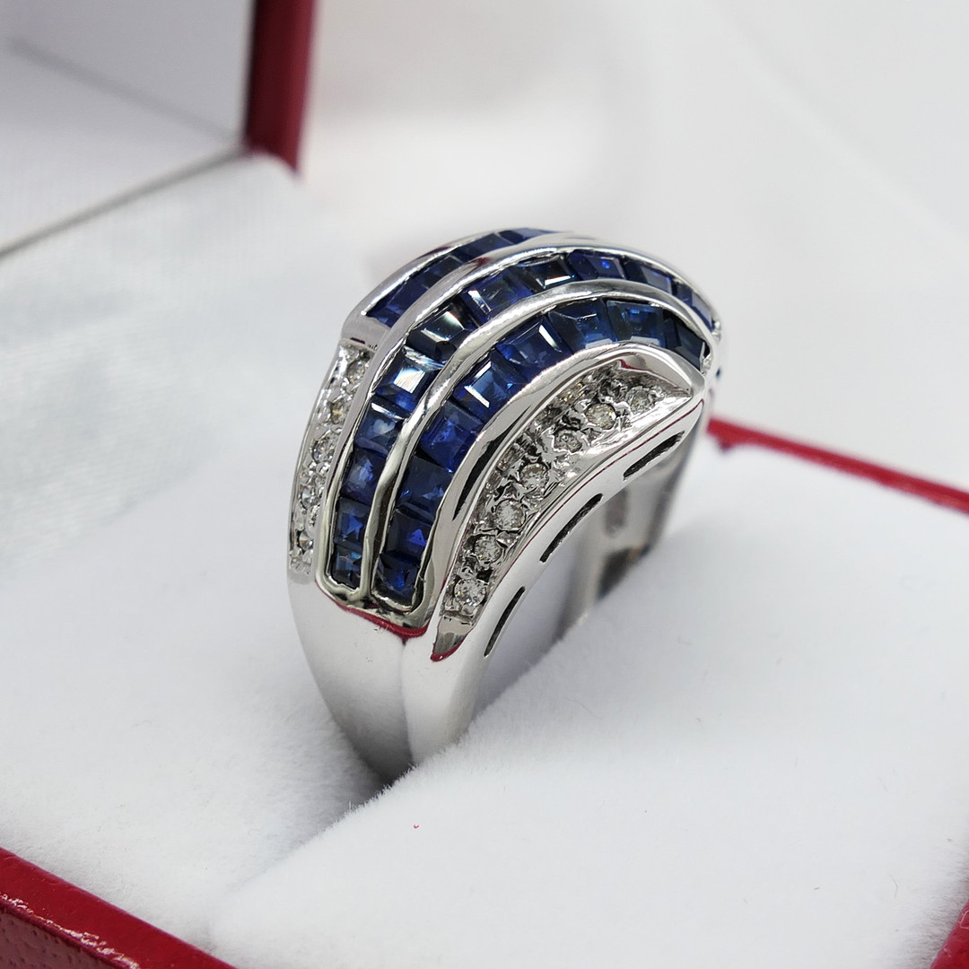 SAPPHIRE & DIAMOND wave ring.