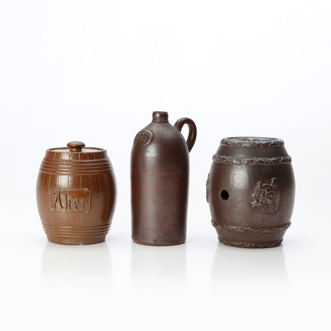 HÖGANÄS, TRE DELAR. Saltglaserat stengods. I form av tunnor m.m. 18/1900-tal.